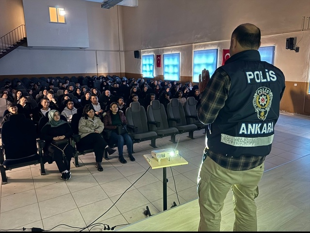 Nallıhan'da öğrencilere "siber farkındalık" semineri verildi