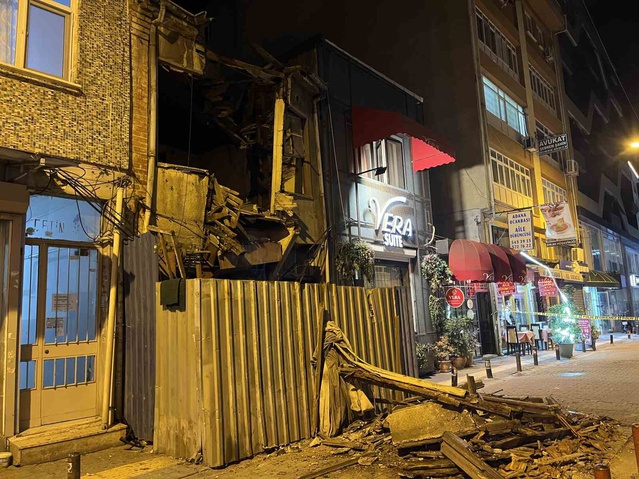 Bakırköy'de metruk binanın üst katı çöktü, o an cep telefonu kamerasına yansıdı