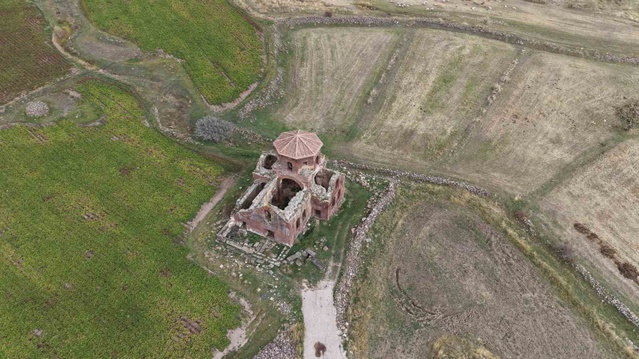 Aksaray Güzelyurt'taki 1500 yıllık Kızıl Kilise adını kızıl taşlardan alıyor