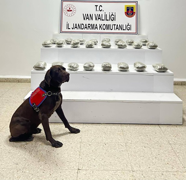 Van Başkale'de araçta 10 kilo 111 gram esrar bulundu, 3 şüpheli gözaltına alındı