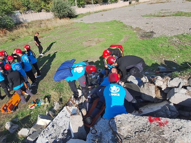 Erzincan'da 20 UMKE gönüllüsüne afet müdahalesi için eğitim verildi