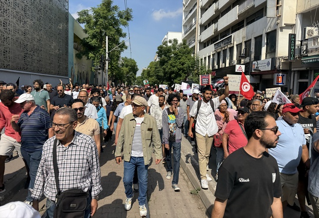 Tunus'ta binlerce kişi, UGTT'nin çağrısıyla Said karşıtı sloganlar atarak yürüdü