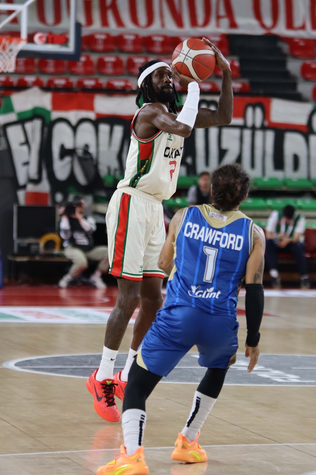 Karşıyaka, Çayırova Belediyesi'ni 95-79 yenip iç sahada 2'de 2 yaparak nefes aldı