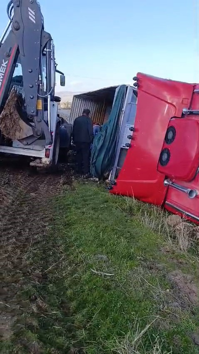 Elazığ Karakoçan Kuşçu köyünde pancar yüklü tır şarampole devrildi, yaralanan olmadı