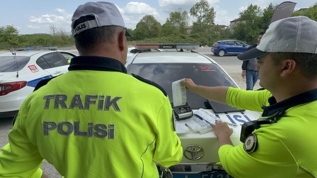 Düzce'de trafik denetimlerinde 1830 sürücü ceza aldı, 268 araç trafikten men edildi