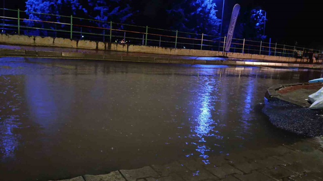 Tekirdağ Süleymanpaşa'da sağanak yolları suyla kapladı, sıcaklık 13 derece ölçüldü