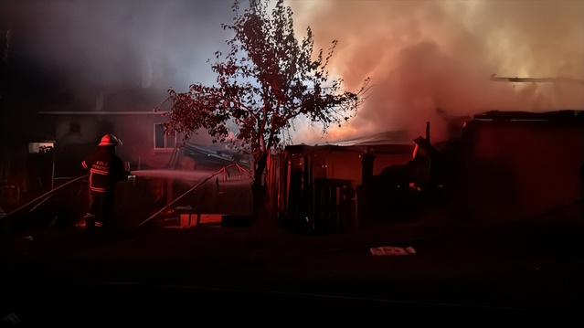 Bolu Yumrukaya'da ev yangınında traktör yandı, samanlık ve ahır zarar gördü