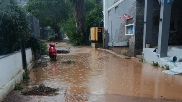 Mersin'de sağanak: Ev ve iş yerlerini su bastı