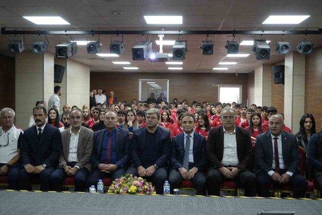 Ertuğrul Sağlam, Gümüşhane Spor Lisesi öğrencilerine ahlak ve başarı tavsiyesi verdi