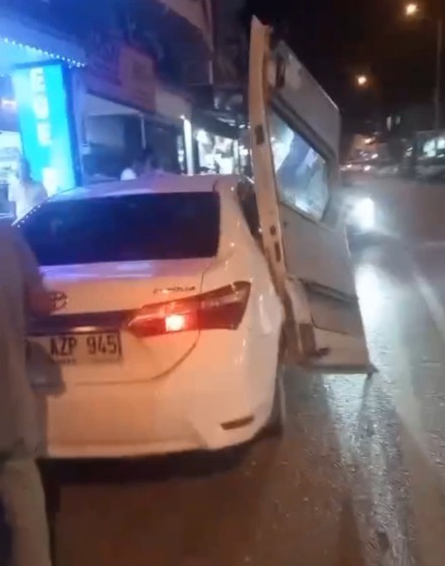 Mersin Erdemli'de otomobile çarpan minibüsün kapısı otomobile saplandı, yaralanan yok