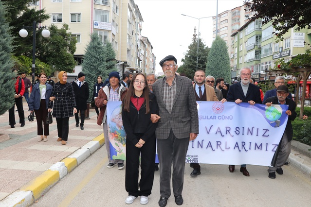 Yozgat ve Niğde'de yaşlılar, Dünya Yaşlılar Günü'nde gençlerle yürüyüşe katıldı