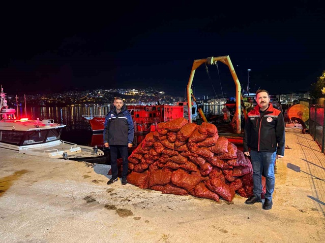 Gemlik Kumsaz'da yasa dışı midye avcılığına 174 bin 403 TL ceza kesildi