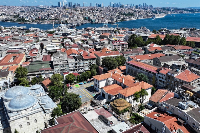 Fatih'teki Büyük Reşitpaşa Ortaokulu 176 yıllık geçmişiyle eğitime devam ediyor.