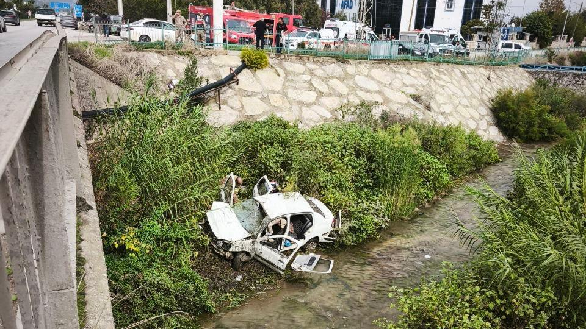Köprüden dereye uçtular: 3 yaralı