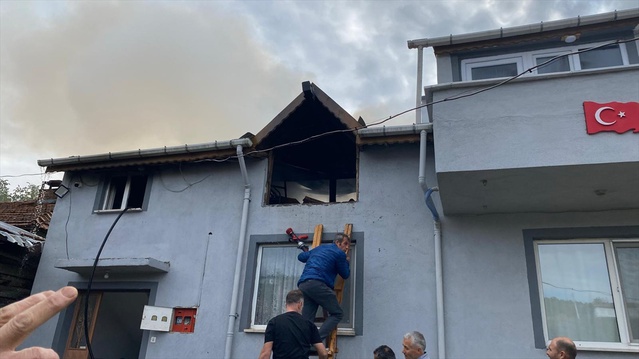 Bilecik Pazaryeri'nde kaynak kıvılcımı benzin bidonunu tutuşturdu, yangın söndürüldü