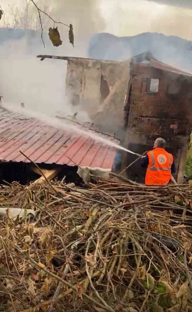 Bartın Ulus'ta yanan ev kullanılamaz hale geldi, adam camdan atlayarak kurtuldu