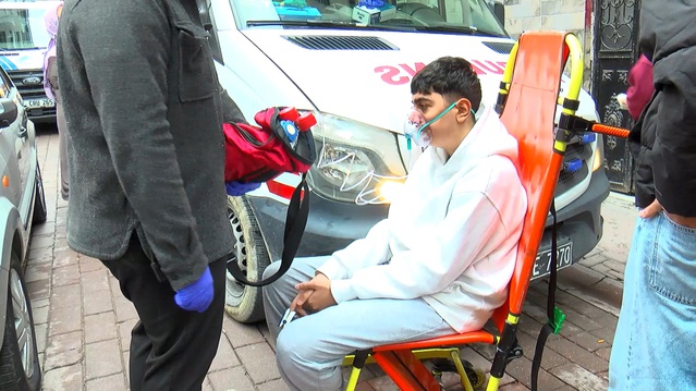 Zeytinburnu'nda sobadan çıktığı öne sürülen yangında 2 kişi dumandan etkilendi