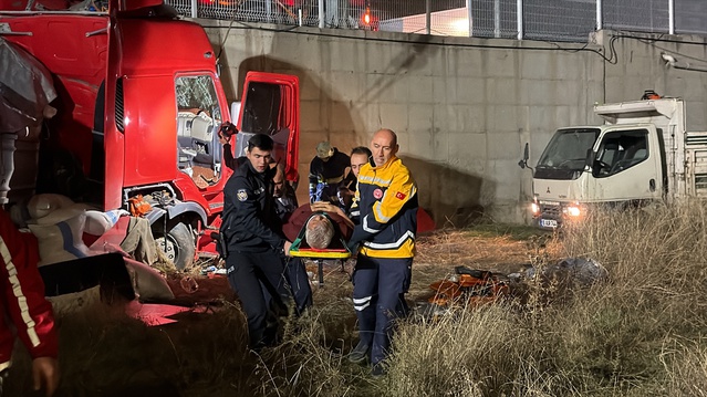 Eskişehir'de tır işletme duvarına çarptı, 2 yaralıdan biri kabinde sıkıştı