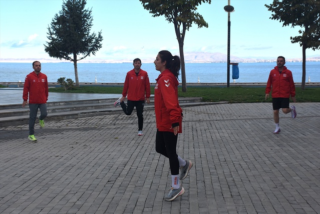 Van'da Rek-Van spor topluluğu, yaklaşık 150 üyeyle koşarak kenti tanıtıyor