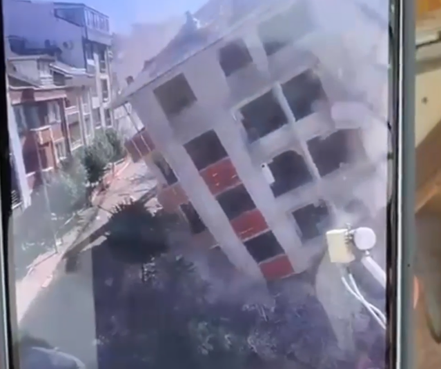 Küçükçekmece'de kentsel dönüşümde 7 katlı bina çöktü, çevre binalar zarar gördü