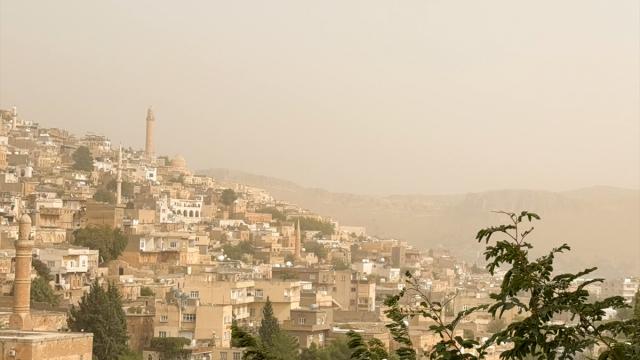 Mardin ve Şanlıurfa'da toz taşınımı etkili oldu