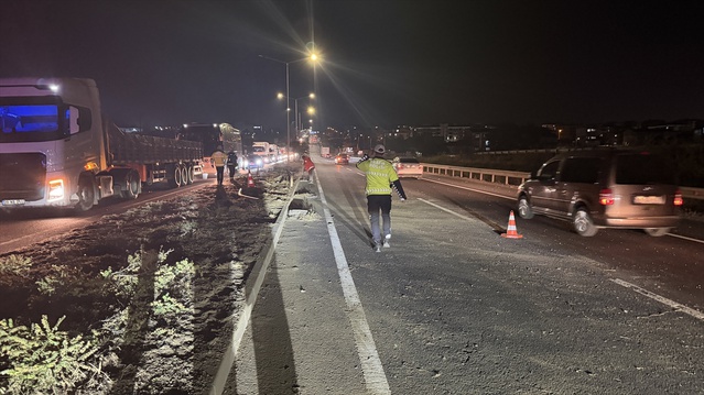 Tekirdağ'da refüj ve aydınlatma direklerine çarpan otomobilin sürücüsü ağır yaralandı