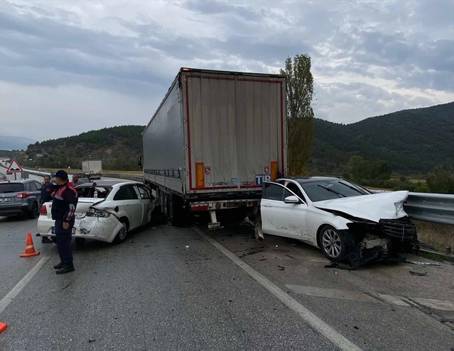 Çorum Kargı'da D-100'de iki otomobil tıra çarptı, 2 kişi yaralandı.