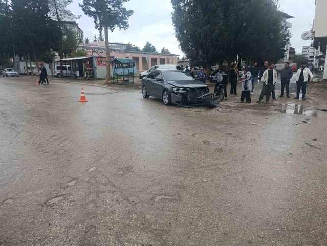 Gaziantep İslahiye'de iki otomobil kavşakta çarpıştı, yaralanan olmadı