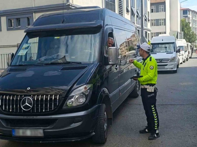 Iğdır İl Emniyet Müdürlüğü ekipleri okul çevresi ve servis denetimlerini sürdürüyor