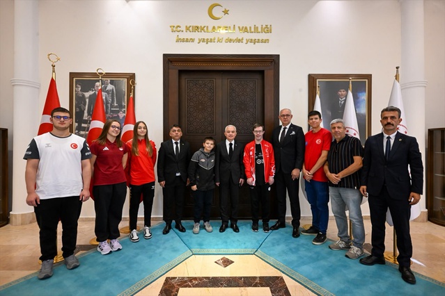 Kırklareli Valisi Uğur Turan, Amatör Spor Haftası'nda sporcuları valilikte kabul etti