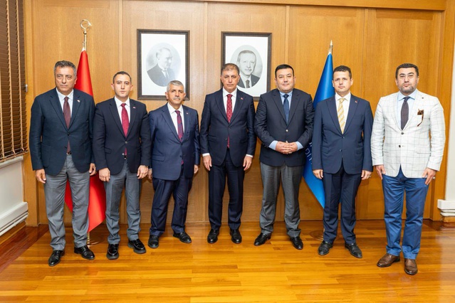 İzmir Büyükşehir Belediye Başkanı Tugay, MHP İzmir İl Başkanı Veysel Şahin'i ağırladı