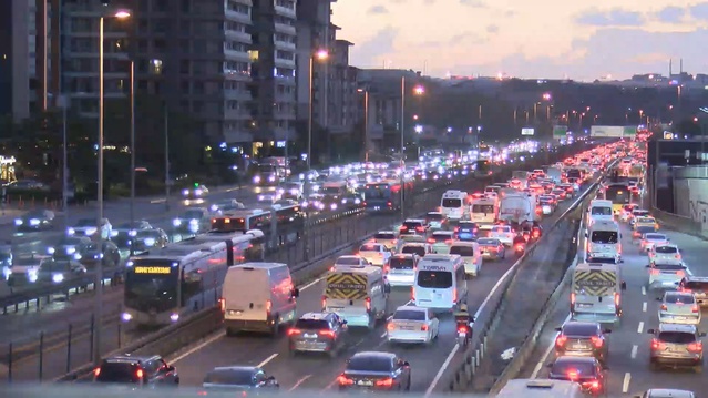 İstanbul'da yağışla yoğunluk yüzde 71'e ulaştı, ana arterlerde durma noktasına geldi
