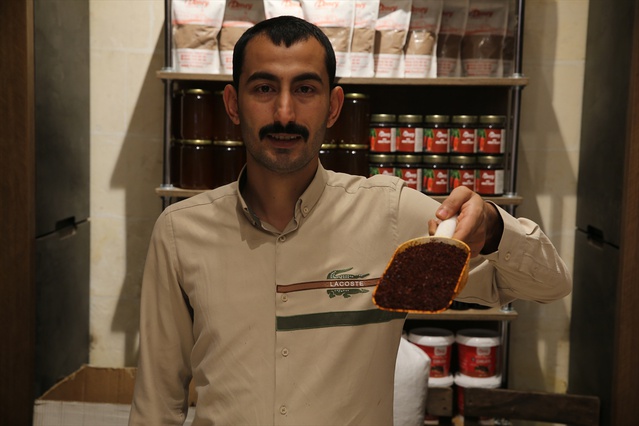 Şanlıurfa'da yaklaşık 200 yıllık dükkanda İsmail Doney beşinci kuşak olarak isot satıyor