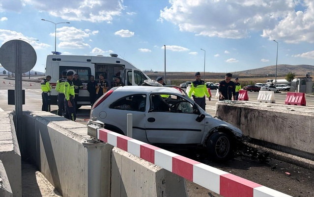 Aksaray Ortaköy'de gişelerdeki bariyerlere çarpan otomobilin sürücüsü hayatını kaybetti