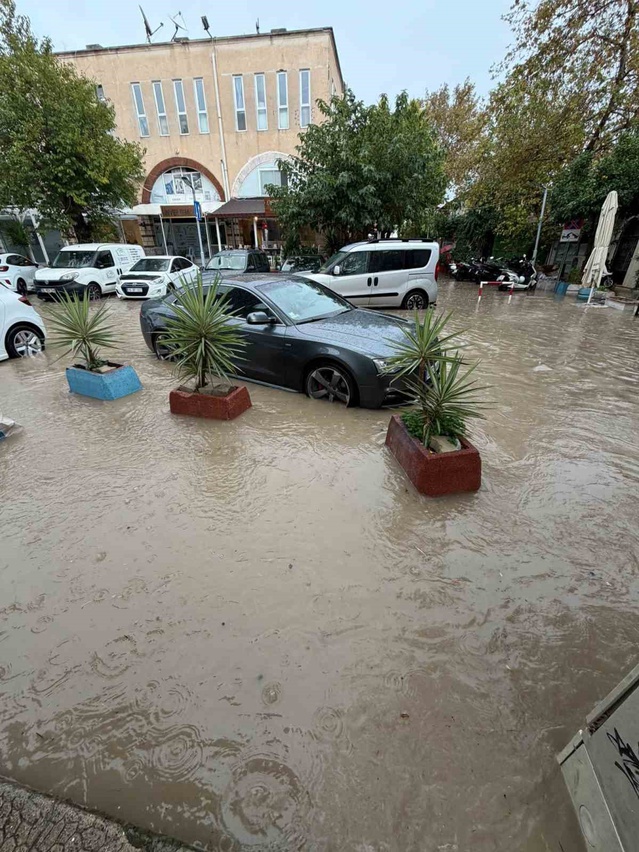 İzmir Çeşme'de şiddetli yağış günlük yaşamı olumsuz etkiledi, araçlar suya gömüldü