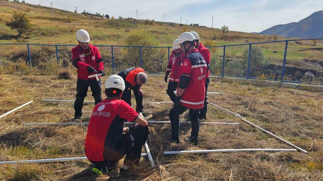 Hakkari AFAD, MEB AKUB ekibine acil barınma akreditasyon eğitimi verdi