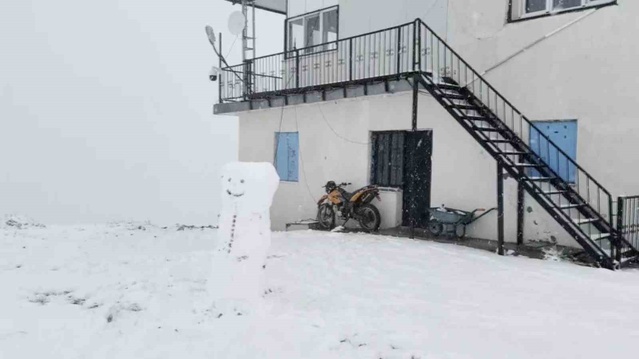 Kütahya Gediz'de 2 bin 120 rakımlı Akdağ Yaylası mevsimin ilk karıyla kaplandı