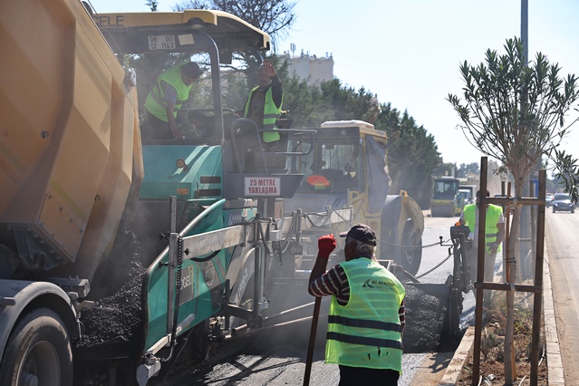 Antalya Büyükşehir Belediyesi, COP31 için 4 kilometre yolda asfalt çalışması yapıyor