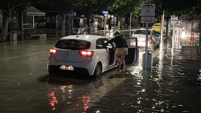 Adana'da sabaha karşı başlayan sağanak, Seyhan'da ulaşımı aksattı