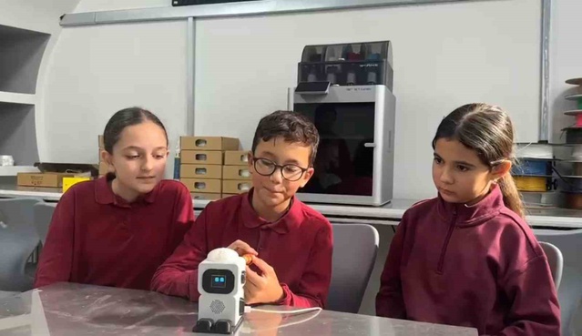 Balıkesir'de İmam Hatip okulunun maskotu robot Hacı Abi, 75. yıl programını sundu
