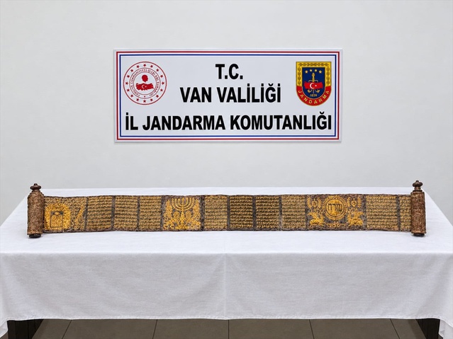 Tevrat olduğu değerlendirilen 310 santimetrelik eser Van İpekyolu'da ele geçirildi