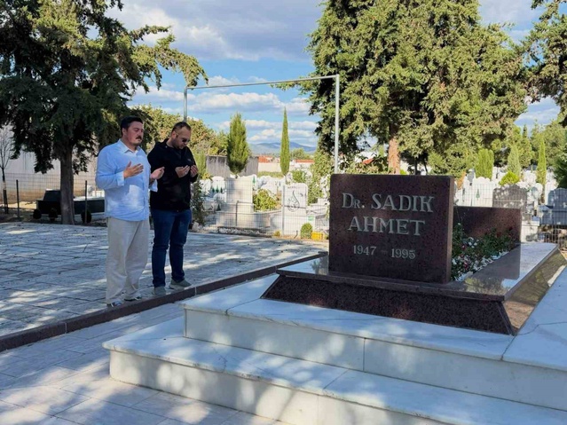 Yeniden Refah Gençlik Kolları Başkanı Efe, Gümülcine'de Sadık Ahmet'in kabrine gitti