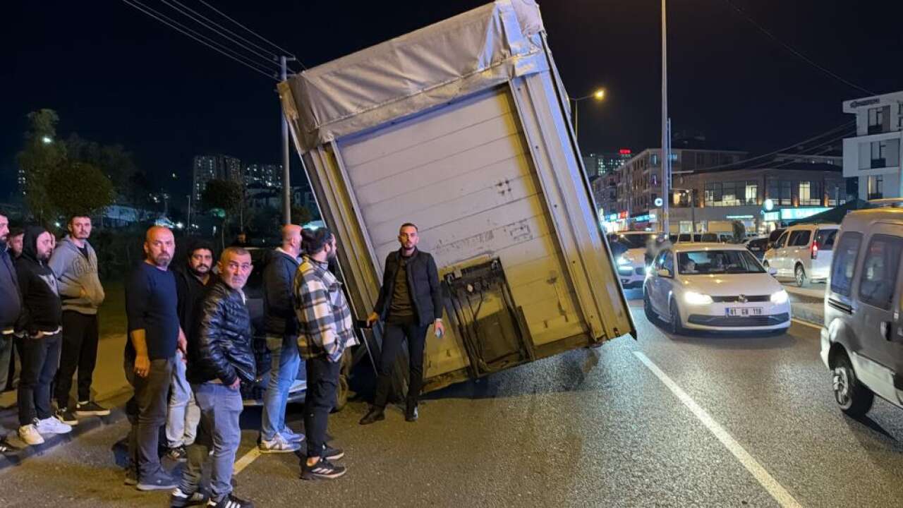 Dorsenin devrilmesiyle 3 araç büyük tehlike atlattı