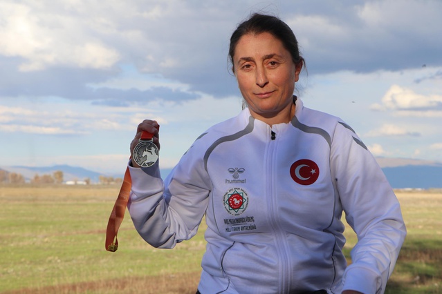 Judo sakatlığı sonrası atlı okçuluğa geçen Yörenç, takımına 3 birincilik kazandırdı