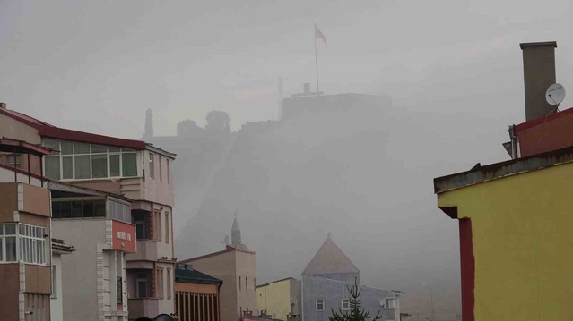 Yoğun sis Kars'ta görüş mesafesini 20 metreye düşürdü, Kars Kalesi gözden kayboldu