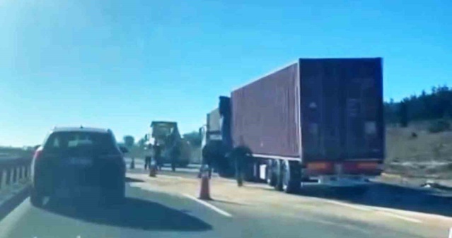 Bolu kesiminde meydana gelen kazada 28 yaşındaki tır sürücüsü hayatını kaybetti