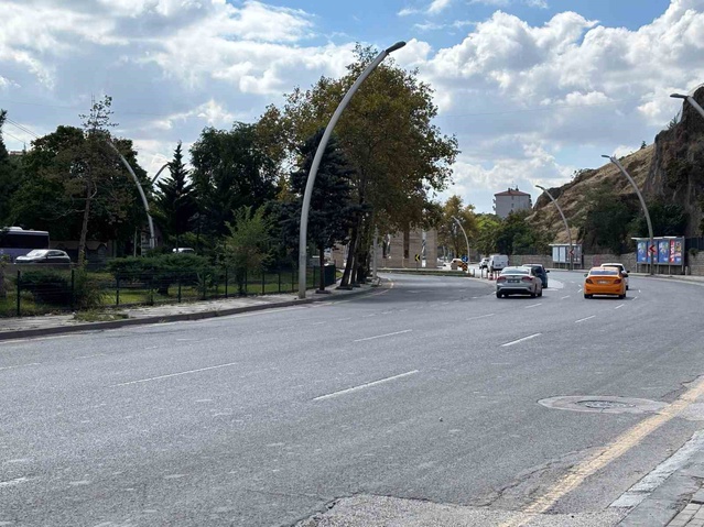 Ankara Keçiören'de yola geçmeye çalışan bisikletliye otomobil çarptı, ağır yaralandı