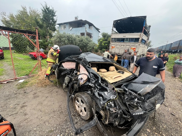 Hatay Dörtyol'da yük treninin çarptığı otomobilde 2 kişi ağır yaralandı