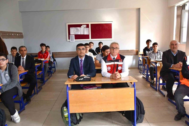 Batman'da imam hatip lisesinde tatbikatta öğrenciler Çök-Kapan-Tutun yaparak tahliye oldu