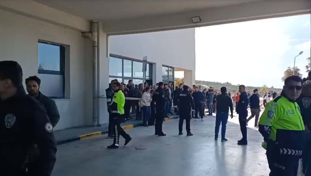 Manisa Valiliği Soma'da madendeki göçükte 7 işçiden 2'sinin sağ kurtarıldığını açıkladı